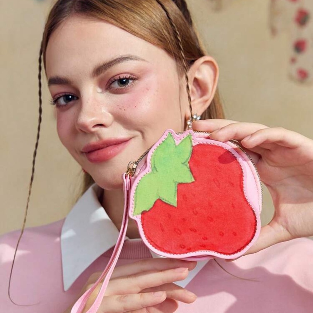 Strawberry Shortcake X Cute Cartoon Character & Strawberry Shaped Coin Purse
